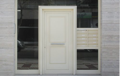 Puerta y buzones en pvc